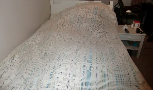 M897M Beautiful large hand crocheted bedspread